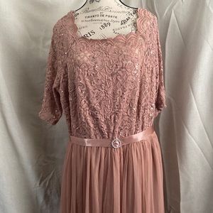 Candalite formal dress. 2x size. Mauve with lace and sequins. Floor length